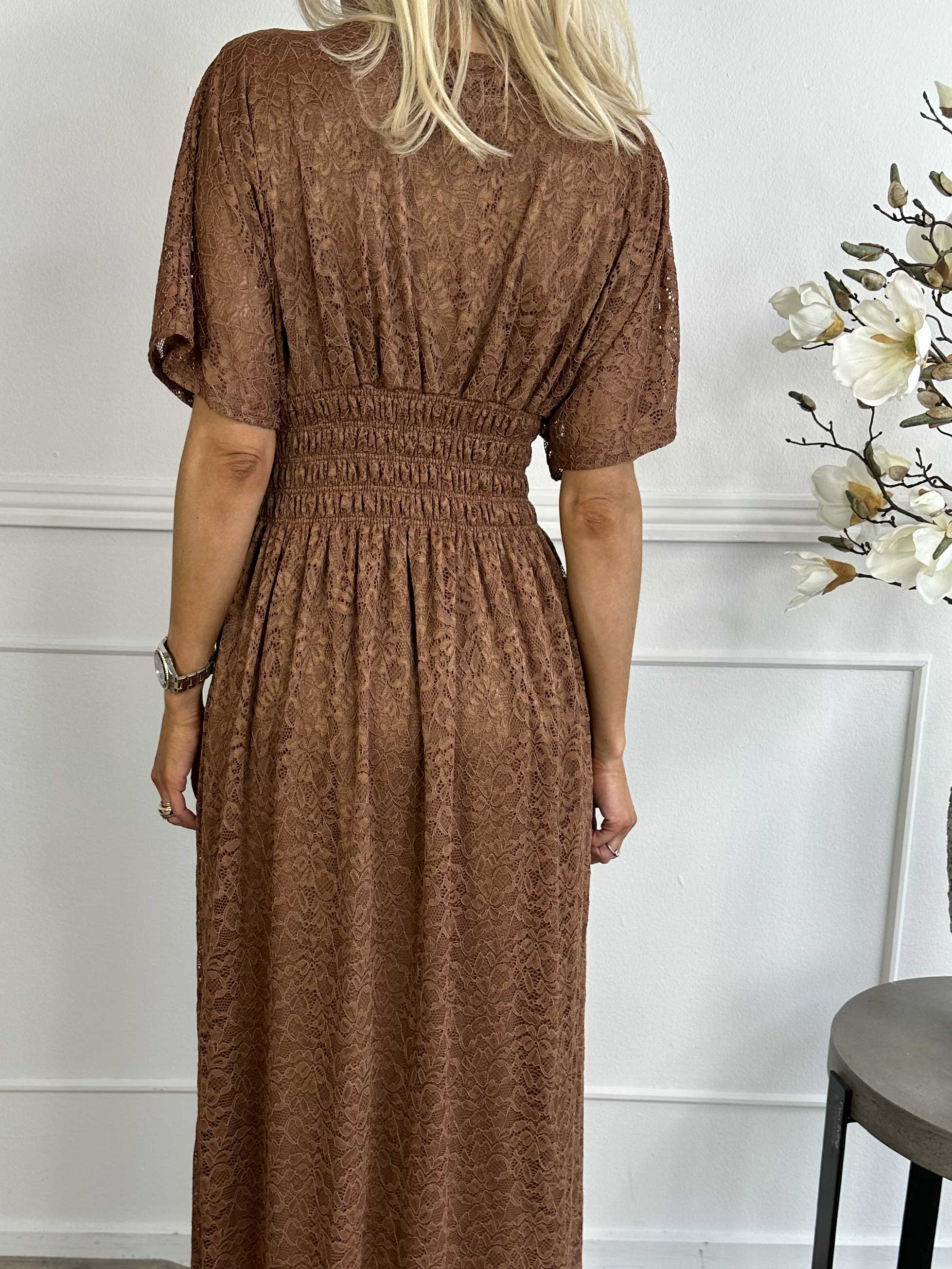 Pams Lace - Lång spetsklänning med smock under bysten